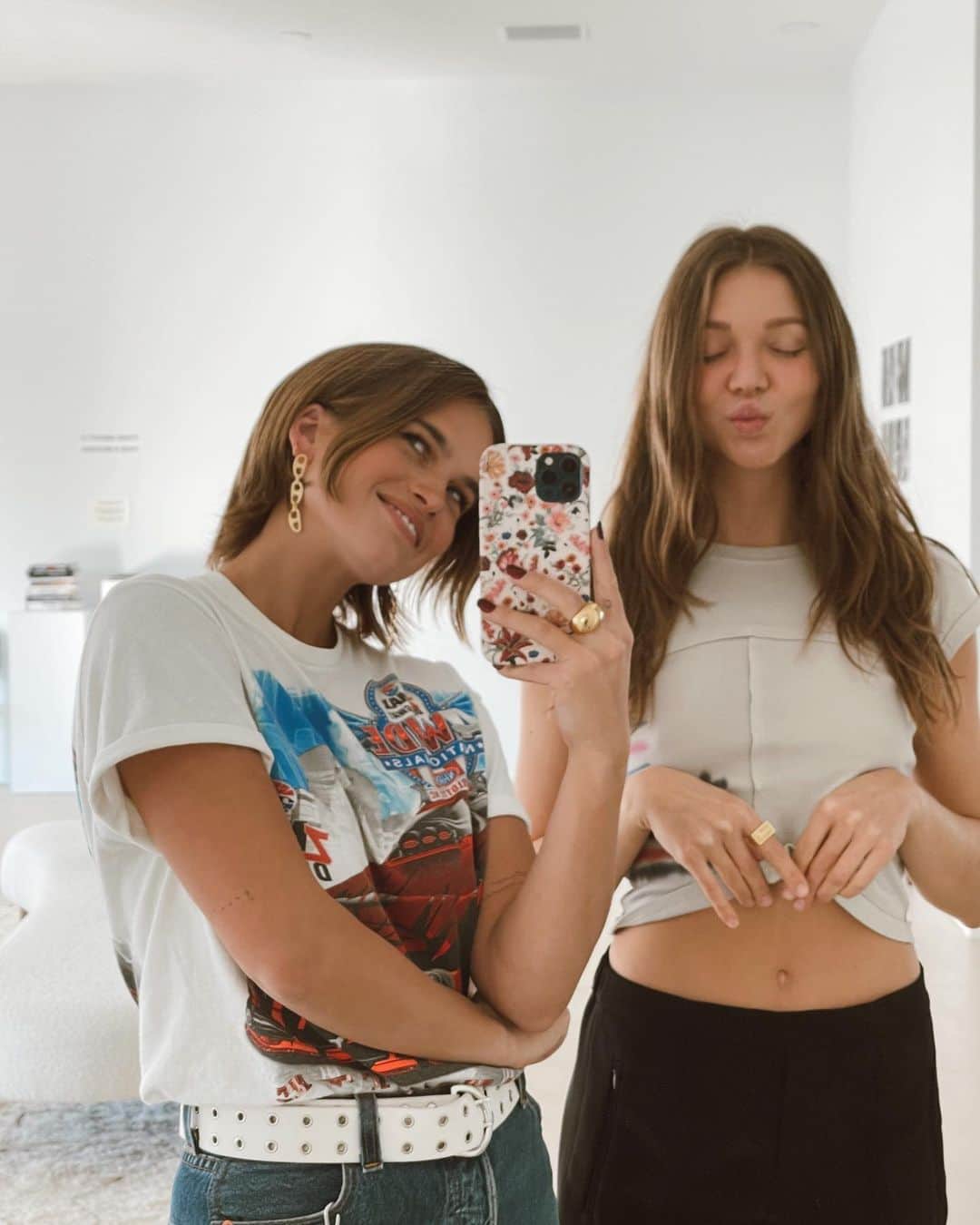 ストーミ・ヘンレイのインスタグラム：「Girly girls doing girly things 💎💕」