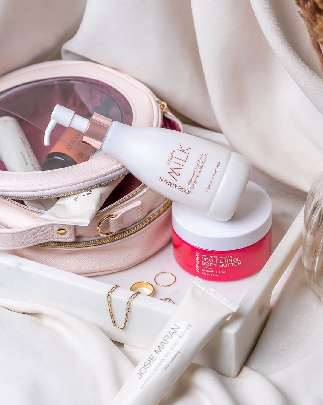 ジョジー・マランのインスタグラム：「Name one Josie Maran formula that lives on your bedside table 24/7 👇」