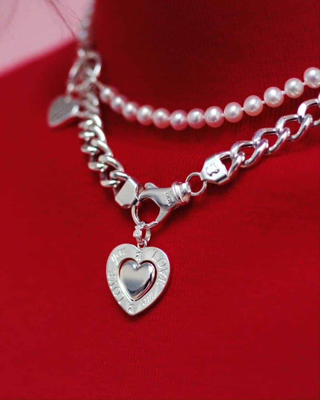 トウスのインスタグラム：「There are as many kinds of love as there are people. And there is a perfect gift for every kind of valentine in your life! / Porque existen tantos tipos de amor como personas, encuentra en TOUS la joya perfecta para el tuyo. #ColorsOfLove #TOUSJewelry #TOUSLovers」