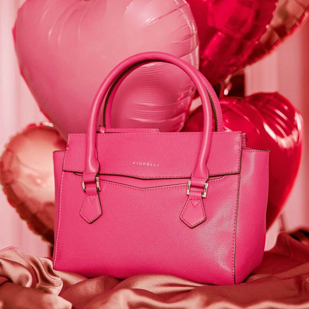 フィオレッリさんのインスタグラム写真 - (フィオレッリInstagram)「Pretty in pink - pick the Piper to brighten any outfit for under £20. Use code LOVE at the checkout for an extra 20% off 💕 #FiorelliBags #Valentines #VeganBags #VeganGifts」2月13日 5時02分 - fiorelli_bags