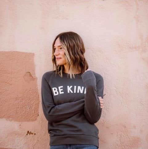 オルタナティブのインスタグラム：「Be kind❤️  @shopaugustink making our sweatshirts oh so cute! #WeAreAlternative」