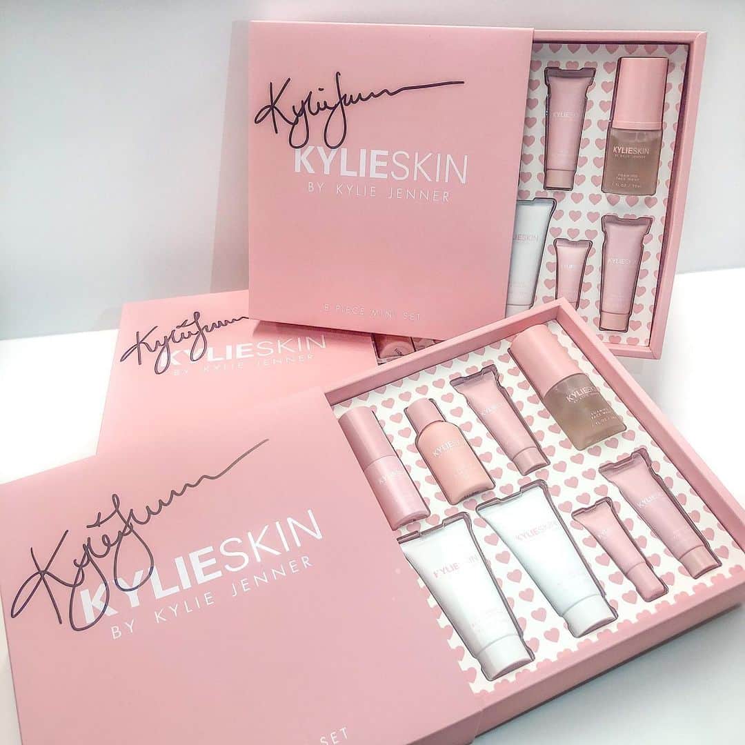 Kylie Cosmeticsさんのインスタグラム写真 - (Kylie CosmeticsInstagram)「check out the amazing @kylieskin giveaway happening now! 💕 click the giveaway post on @kylieskin to read the rules on how to enter. don't miss out on this fun valentine's day surprise! ✨ tag a friend who needs to see this!!」2月13日 5時05分 - kyliecosmetics