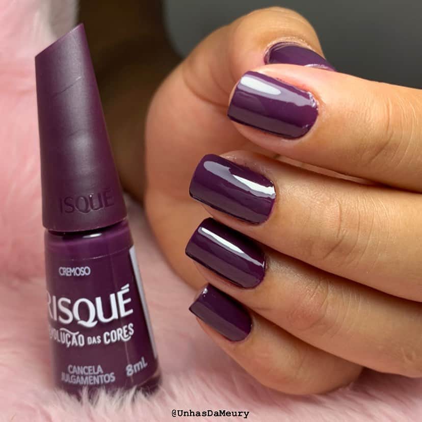 Risqueのインスタグラム：「“Cancela Julgamentos” que essas unhas MARAVILHOSAS feitas pela @unhasdameury1 estão passando!  Esse roxo, tom berinjela da Nova Coleção #RisquéRevoluçãoDasCores é de deixar qualquer uma apaixonada! O que você achou? ⠀ ⠀ #TáNasNossasMãos #EsmaltesRisqué #RisquéOficial」