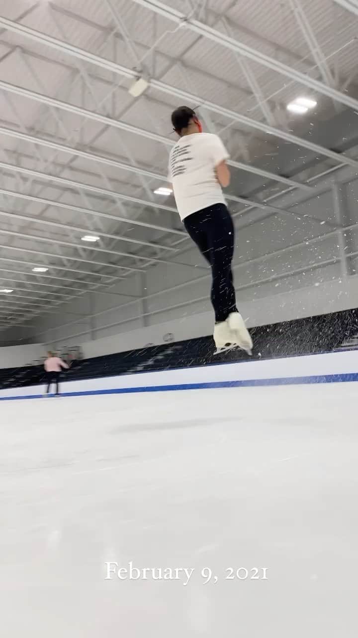 長洲未来のインスタグラム：「The progression of improvement. As you can see, some of the days, I didn’t even attempt triple loops which is a right leg based jump. Those were the days that I decided to back off of them because my hip was sore post-surgery. There’s been subtle improvement in my rusty technique. My feet are getting tighter and my timing is getting faster!」
