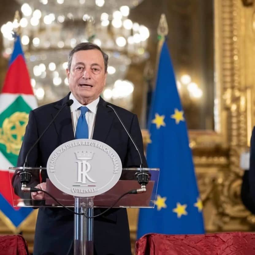 アンナ・デッロ・ルッソのインスタグラム：「Mario Draghi ha accettato l'incarico di formare il nuovo governo e, dopo aver incontrato il Presidente della Repubblica Sergio Mattarella, ha presentato la lista dei suoi ministri. Luciana Lamorgese confermata all'Interno, come anche Roberto Speranza alla Salute. Daniele Franco va all'Economia. Al Turismo entra Massimo Garavaglia. Confermato Luigi Di Maio agli Esteri. Il giuramento si terrà sabato 13 febbraio alle 12.  Ecco la lista dei ministri del nuovo esecutivo:  Rapporti con il Parlamento e democrazia diretta Federico D'Incà  Innovazione tecnologica e transizione Vittorio Colao  Pubblica Amministrazione Renato Brunetta  Affari regionali e autonomie Mariastella Gelmini  Sud Mara Carfagna  Politiche giovanili Fabiana Dadone  Pari opportunità e famiglia Elena Bonetti  Disabilità Erika Stefani  Turismo Massimo Garavaglia  Affari Esteri e Cooperazione internazionale Luigi Di Maio  Interno Luciana Lamorgese  Giustizia Marta Cartabia   Difesa Lorenzo Guerini   Economia e Finanze Daniele Franco   Sviluppo Economico Giancarlo Giorgetti  Politiche agricole alimentari, forestali Stefano Patuanelli  Transizione Ecologica Roberto Cingolani   Infrastrutture e trasporti Enrico Giovannini  Lavoro e politiche sociali Andrea Orlando  Istruzione Patrizio Bianchi  Università e ricerca Cristina Messa  Cultura Dario Franceschini   Salute Roberto Speranza  #governo #draghi #ministri #governodraghi #quirinale #news #repost @tgcom24」