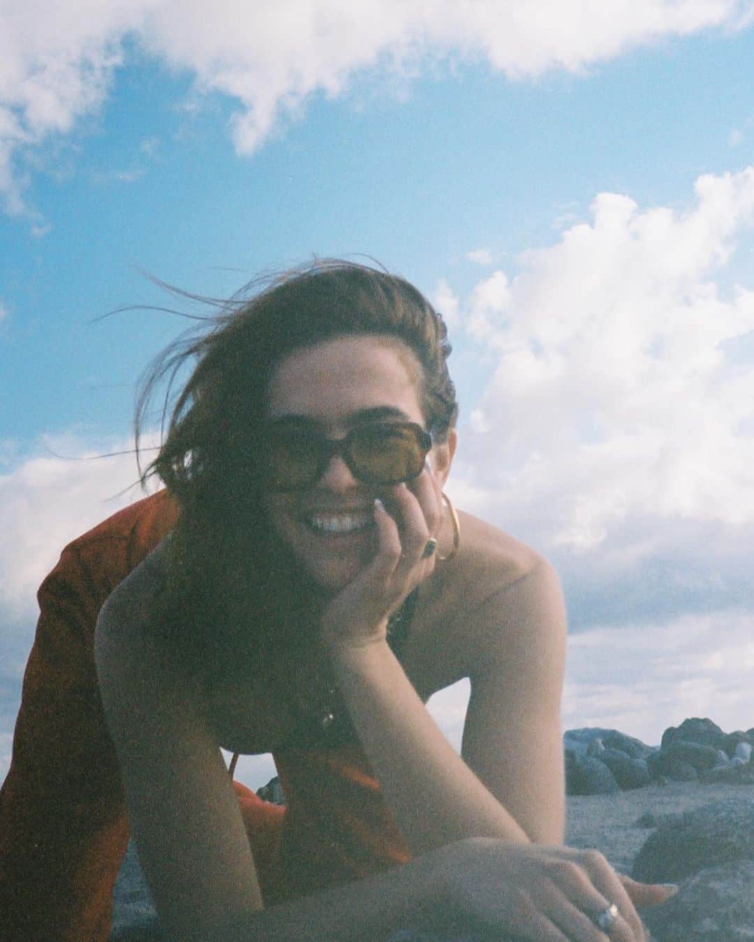 ゾーイ・ドゥイッチのインスタグラム：「all smiles here 🤍」
