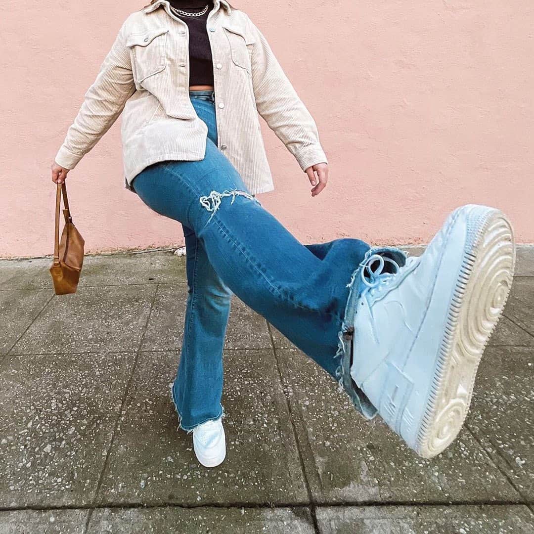 American Eagleのインスタグラム：「Kickin’ it in flare jeans with @lilybellblogs #rg」