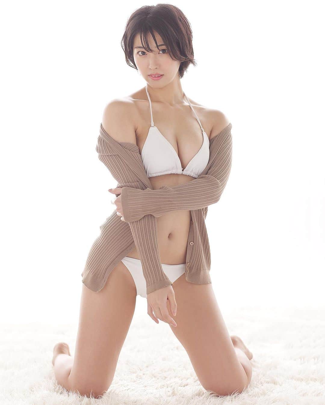 シト山口のインスタグラム：「続編アップのリクエストがやたら多い遊上なばなちゃん 💕✨  流石は女優だけあって、さり気ない仕草にキュンきゅんしちゃいます😆💕✨ model 遊上なばな Nabana Yukami @i_am_nabana  tops DKNY hair&make @hasegawashinya  photo シト山口 @sito_yamaguchi  #model #make #fashion #hairmake  #photo #shoot  #instafollow #フォロー #いいね #モデル #美脚 #美人 #美肌 #美白 #小顔 #スタイル #ヘアメイク #メイク #ポートレート #ファッション #ビューティー #作品撮り  #写真好きな人と繋がりたい #被写体 #グラビア   ©︎2021 SITO graphics All rights reserved.」