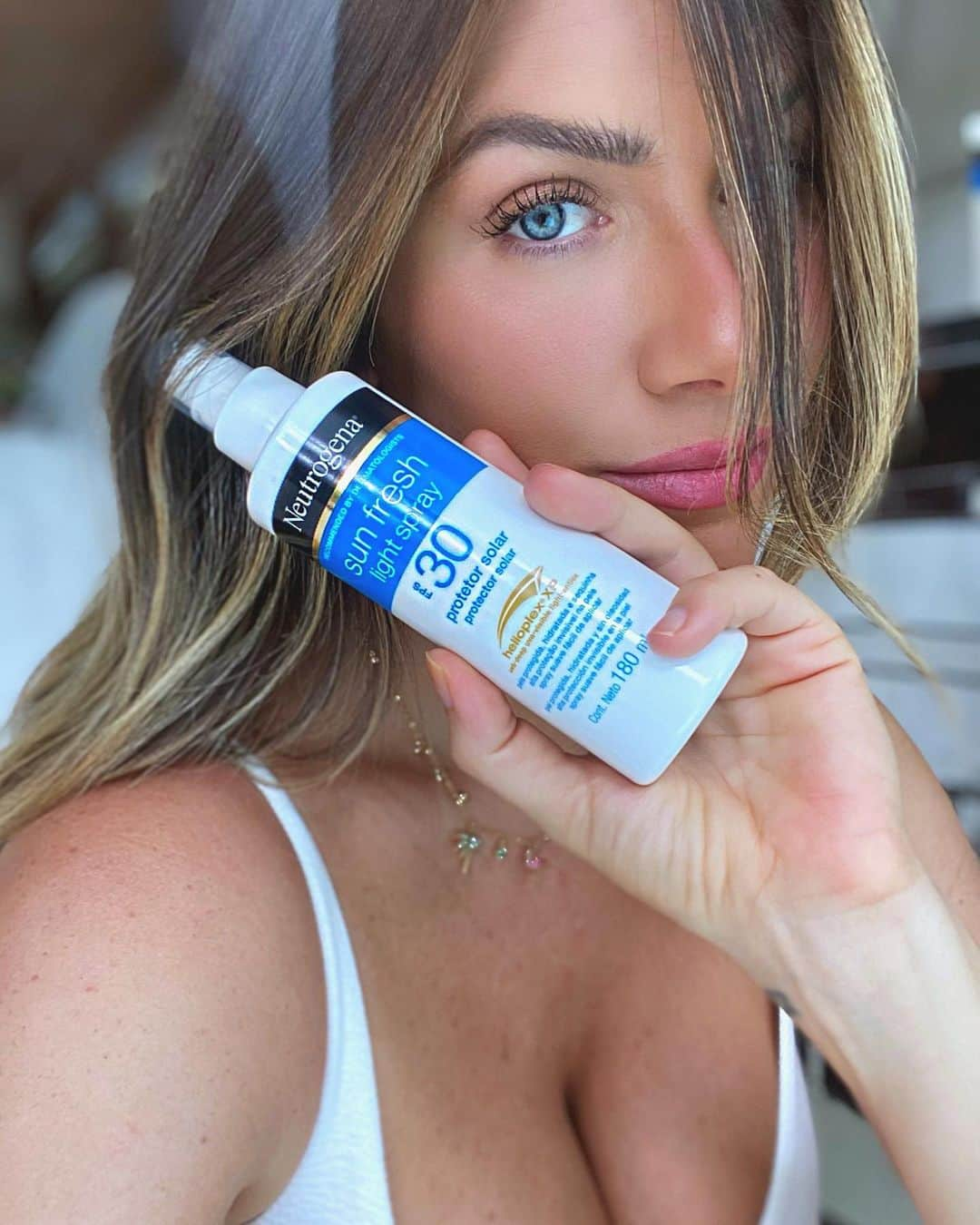 Giovanna Ewbankさんのインスタグラム写真 - (Giovanna EwbankInstagram)「Amores, vcs já conhecem o NEUTROGENA SUN FRESH®️ Light Spray? Já virou meu queridinho e me acompanha em todos os lugares. Ele conta com proteção solar avançada, ação antioxidante, vitamina E e hidrata a sua pele por até 8h!! O spray é super prático, a pele fica protegida, hidratada e sequinha. 💙 E tudo isso com a tecnologia HELIOPLEX XP®️ exclusiva de @neutrogenabr, que forma uma barreira protetora contra raios UVA e UVB, luz visível, poluição e até fumaça! Experimente usando o cupom SUNFRESHGIO que te dá R$15 OFF*!   Corre nos stories e arraste pra cima para garantir!  *Cupom de R$15 OFF em qualquer item Sun Fresh disponível no site da Drogaria São Paulo. Válido de 12/02 até 14/02, quantidade limitada.  Publi」2月13日 5時22分 - gioewbank