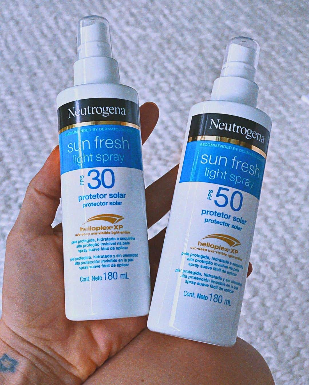 Giovanna Ewbankさんのインスタグラム写真 - (Giovanna EwbankInstagram)「Amores, vcs já conhecem o NEUTROGENA SUN FRESH®️ Light Spray? Já virou meu queridinho e me acompanha em todos os lugares. Ele conta com proteção solar avançada, ação antioxidante, vitamina E e hidrata a sua pele por até 8h!! O spray é super prático, a pele fica protegida, hidratada e sequinha. 💙 E tudo isso com a tecnologia HELIOPLEX XP®️ exclusiva de @neutrogenabr, que forma uma barreira protetora contra raios UVA e UVB, luz visível, poluição e até fumaça! Experimente usando o cupom SUNFRESHGIO que te dá R$15 OFF*!   Corre nos stories e arraste pra cima para garantir!  *Cupom de R$15 OFF em qualquer item Sun Fresh disponível no site da Drogaria São Paulo. Válido de 12/02 até 14/02, quantidade limitada.  Publi」2月13日 5時22分 - gioewbank