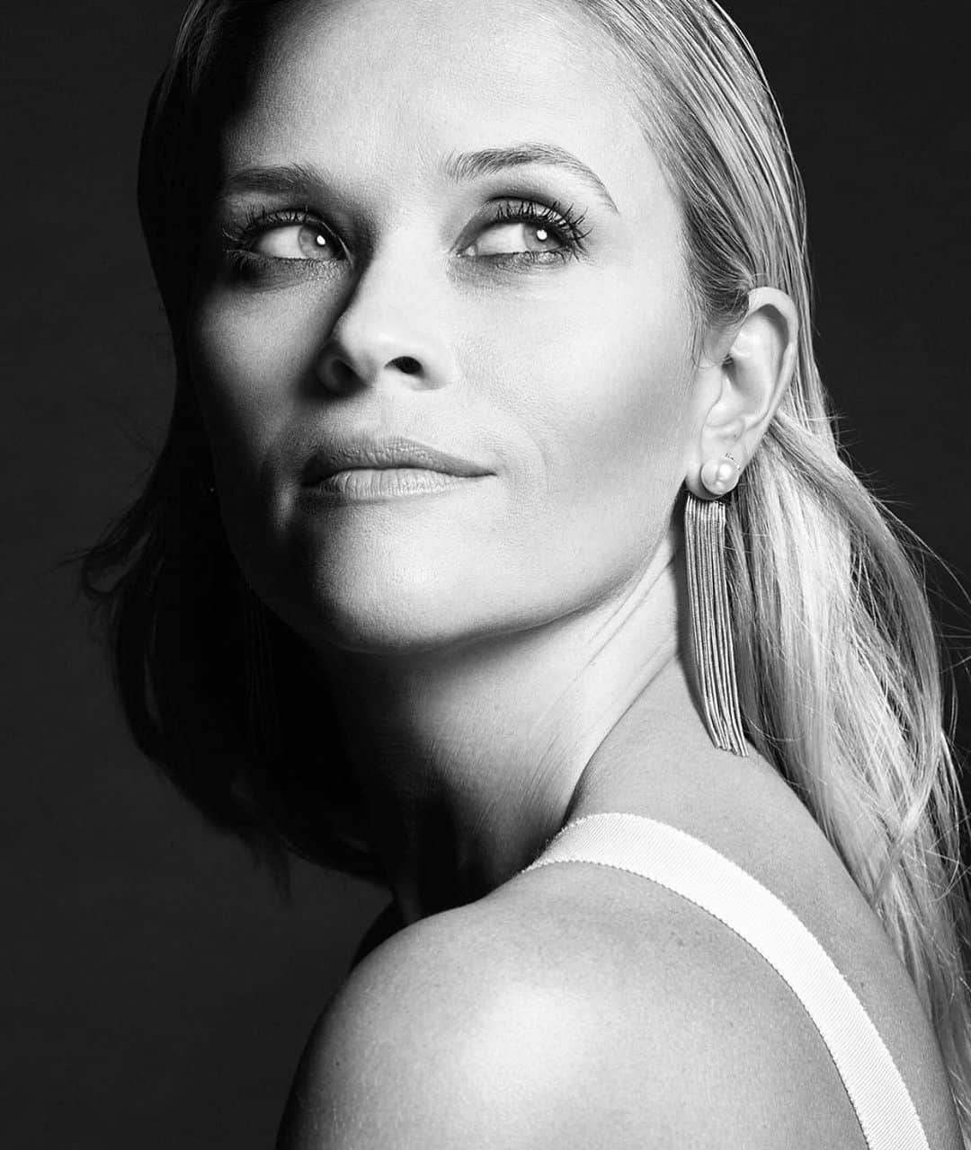 リース・ウィザースプーンのインスタグラム：「Remembering the times I wore fancy earrings.... 📸: @TomMunroStudio for @glamourmag ⭐️」