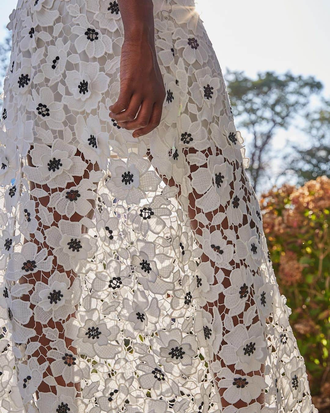 ミリーさんのインスタグラム写真 - (ミリーInstagram)「Details in focus.  #lace #whitedress #littlewhitedress」2月13日 5時44分 - milly