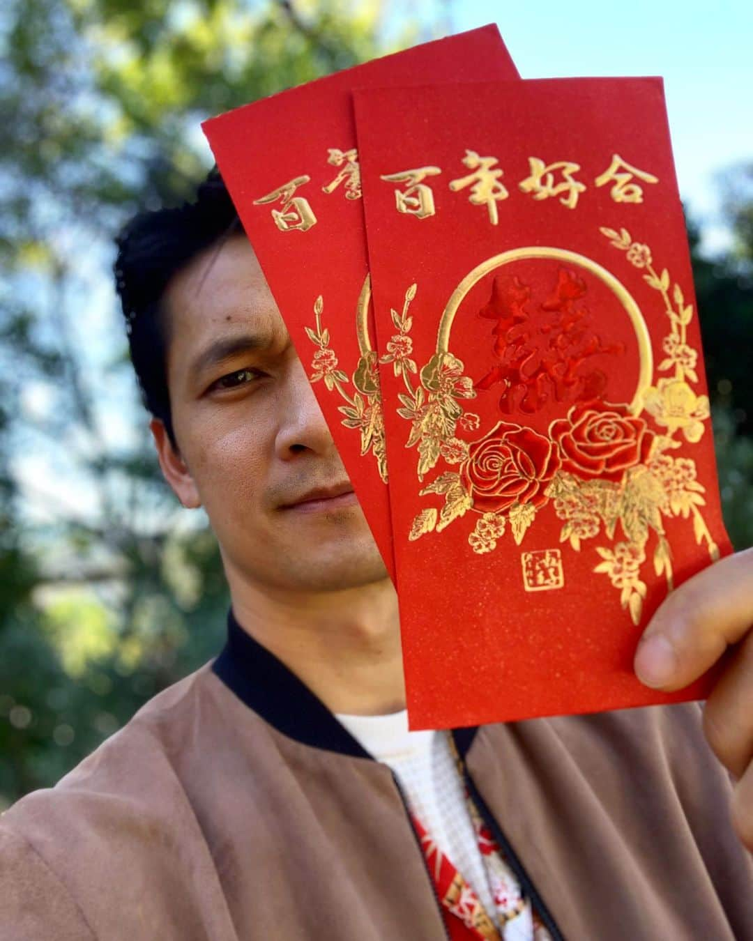 ハリー・シャム・ジュニアのインスタグラム：「恭喜发财 Happy Lunar New Year 🧧Loved receiving Hong bao (red envelopes) as a kid and didn’t really know what they said. This one in particular is for weddings (according to my mom) says “100 years of no fighting with your spouse” 😂 I have fond memories of my Popo (grandma) shuffling her way to the bank in the morning to withdrawl cash so she could stuff red envelopes to pass out to her grandkids.  With all the recent attacks/hate crimes on Asian-Americans, I can’t help but think about her walking down the street minding her own business only to be met with being yelled at, spit on, pushed to the ground, beaten or possibly killed just for having an Asian face.  Anti-Asian rhetoric has been around in the U.S. since the early 1850’s many factors are at play and has sneakily continued over generations in various forms. We must get to the root cause of this and confront it now to find a way to protect our community and exterminate this hate that everyone should be appalled by.  I encourage people to not stay silent and speak up as these are the first steps towards finding a better tomorrow. I would be remiss not to mention that we must avoid infighting within the BIPOC (Black-Indigenous-Person Of Color) communities.  We will get nowhere if that becomes the focus.  But a unity of understanding to build on together to get through these dark times. History tends to repeat itself when we don’t learn from the past. If you care about this, then I encourage us to keep the conversation going.  But today, stuff those bellies and wishing you a prosperous new year with an abundance of wealth and health to spill over to your neighbors neighbors. #yearoftheox 🐂 #happylunarnewyear」