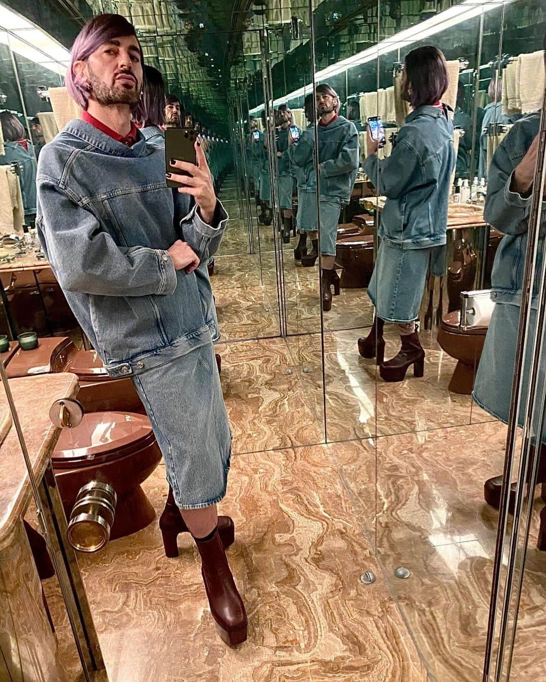 マーク・ジェイコブスさんのインスタグラム写真 - (マーク・ジェイコブスInstagram)「Bathroom Selfie (in denim)  #BathroominBalenciaga #bordeauxboots #lovethislewk #groomingforzooming #homewerk #dressednotstressed #gratefulnothateful」2月13日 5時39分 - themarcjacobs