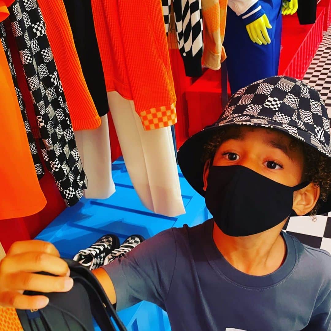 スウィズ・ビーツのインスタグラム：「Mood  Happy Friday 🙌🏽」