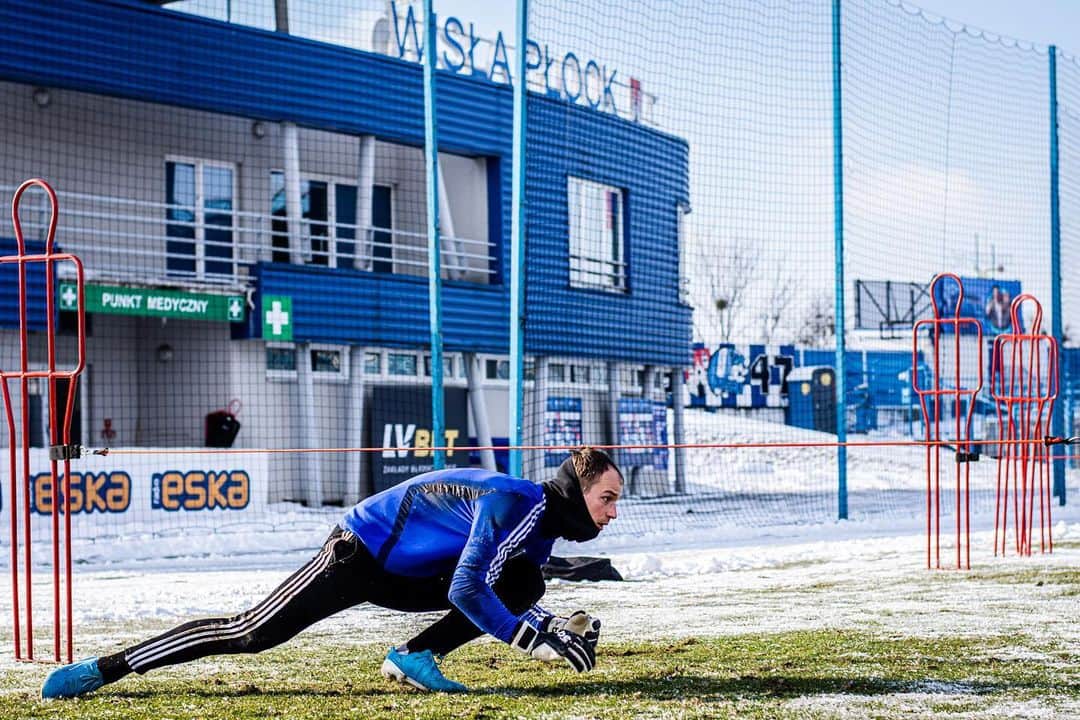 クシシュトフ・カミンスキーのインスタグラム：「Przygotowania do kolejnego spotkania ⚽️👊🏻🤸🏻‍♂️🥶」