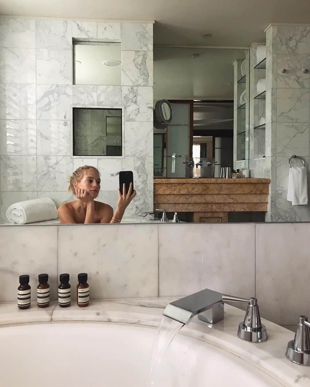 ヴァネッサ・アクセンテのインスタグラム：「🧖🏼‍♀️🛁 #throwback」