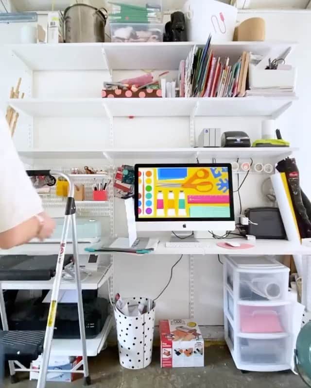 近藤麻理恵のインスタグラム：「Talk about joy at work! 🖥✨ Thank you @sarahhearts for bringing our Desk & Office collection with @thecontainerstore to life.」