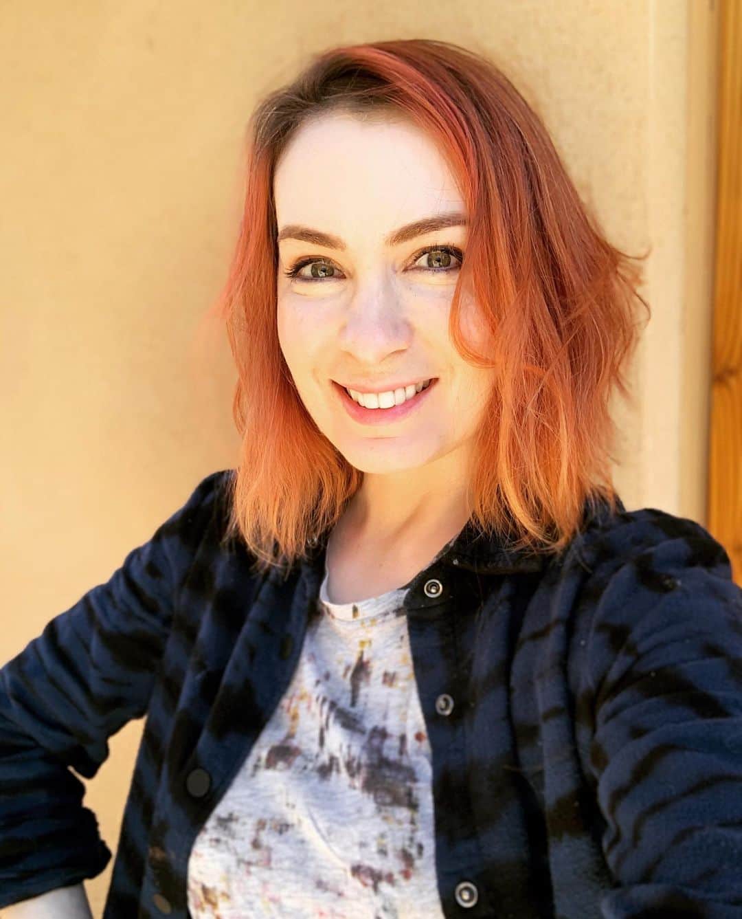 フェリシア・デイのインスタグラム：「Felt pretty for the first time in a while so here it is. Maybe because I bathed?」