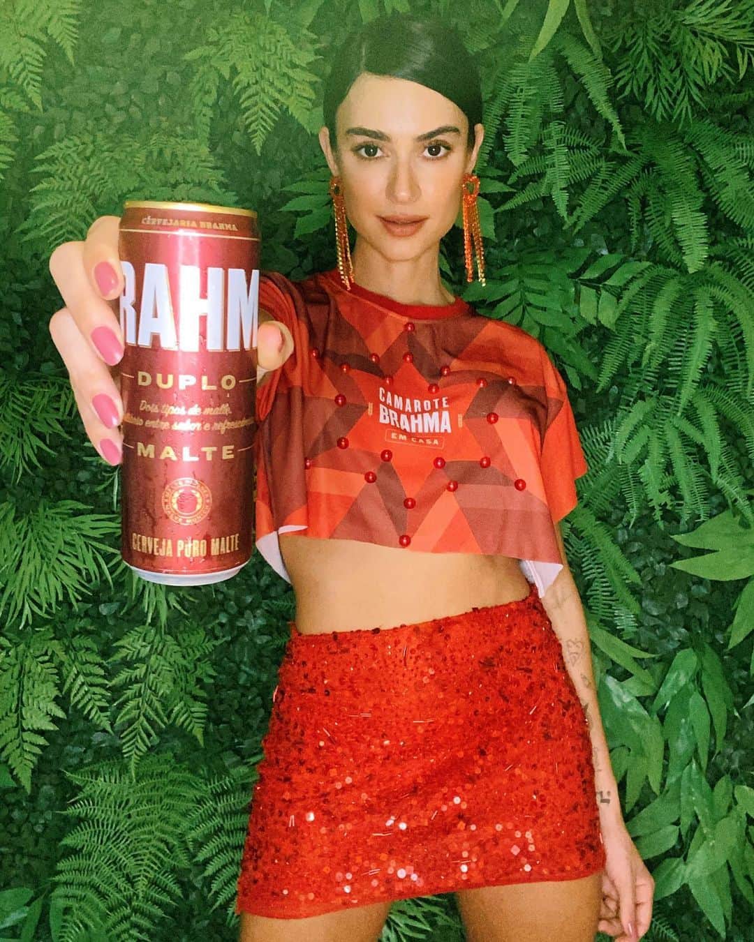 Thaila Ayalaのインスタグラム：「Preparadíssima, montadíssima, e com abadá costumizada para meu carnaval #CamaroteBrahmaEmCasa. Pela primeira vez, as escolas de Samba não vão desfilar na avenida. Mas a @BrahmaCerveja  vai salvar a gente, ela reuniu os desfiles mais icônicos das escolas do RJ e de SP numa transmissão histórica. E você ainda vai poder escolher qual é o melhor desfile de todos os tempos: o Desfile N1 Brahma.  Mas não é só isso, tem festa em casa o FDS todo ainda vão rolar lives com Zeca Pagodinho, Zé Neto e Cristiano, Matheus e Kauan e Barões da Pisadinha, é programação pro final de semana inteiro!  Bom eu já to aqui com o meu estoque garantido da Brahminha Cremosa, se você quiser a sua tbm, é só pedir no Zé Delivery com Frete Grátis durante todo o carnaval. Aproveita! #apreciecommoderação #ad」