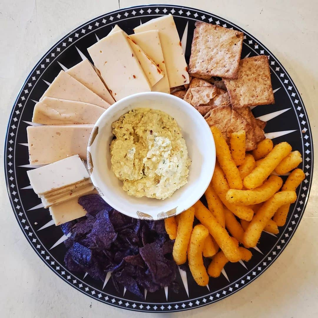 ガソリングラマーさんのインスタグラム写真 - (ガソリングラマーInstagram)「PLANT BASED CHEESE DIP CRACKERS SNACK TIME #GASOLINEKITCHEN 🌽🌶🧀🥔🌿 @sabormexicano #purplepotatoes kettle #papitas #potatochips @snackbrigade #elote #incredipuffs @tobysfamilyfoods tofu dip @doublebatcheese #almondcheese #vegancheese #cheese  @miyokoscreamery #oatmilk #pepperjack #cheese  #vegan #veganfood #whatveganseat #plantbased #vegetarian #VEGANGOOD #vegansofig #veganfoodie #foodie #plantbased #plantbasedfood #plantbasedfoodie @gasolineglamour #gasolineglamour  @gtfoitsvegan  #gtfoitsvegan #snacks @caskatatableware Arbor snack bowl + Marrakech dinner plate 🍽」2月13日 6時19分 - gasolineglamour