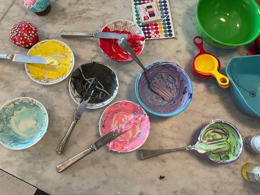オランピアルタンのインスタグラム：「Never ever agreeing (actually 🤔 I volunteered 🤭) to make cupcakes in 6 different colours again (actually there are 7)... 💙💚💛❤️💜💗🖤🧁 #onlyforotto #6 #happybirthdaynunu #OLTbakery #earlyretirement @cletan」