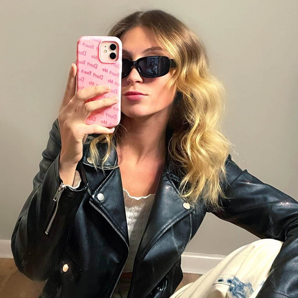 VELVETCAVIARさんのインスタグラム写真 - (VELVETCAVIARInstagram)「#VCBABE @jill.chiachetti is STUNNING with our NEW Don’t Touch Me Case! 💕😎 Which is your fav? Our new Don’t Touch Me Case OR the original?! #velvetcaviar」2月13日 6時13分 - velvetcaviar