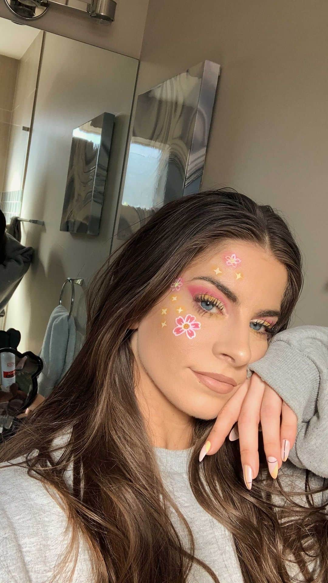 Paige Reillyのインスタグラム：「Okkkk makeup version of the emoji challenge 🌸😂 these are really pushing my creativity, so it was fun to do something different from my normal blown out wing look 😌🙌🏻⁣ ⁣ Filmed these all in one day which probably wasn’t my smartest decision since I kinda got a little lazy lol BUT hope you guys enjoyed it, thinking about doing more but it’s definitelyyy more time consuming than the outfit one 😂❤️」