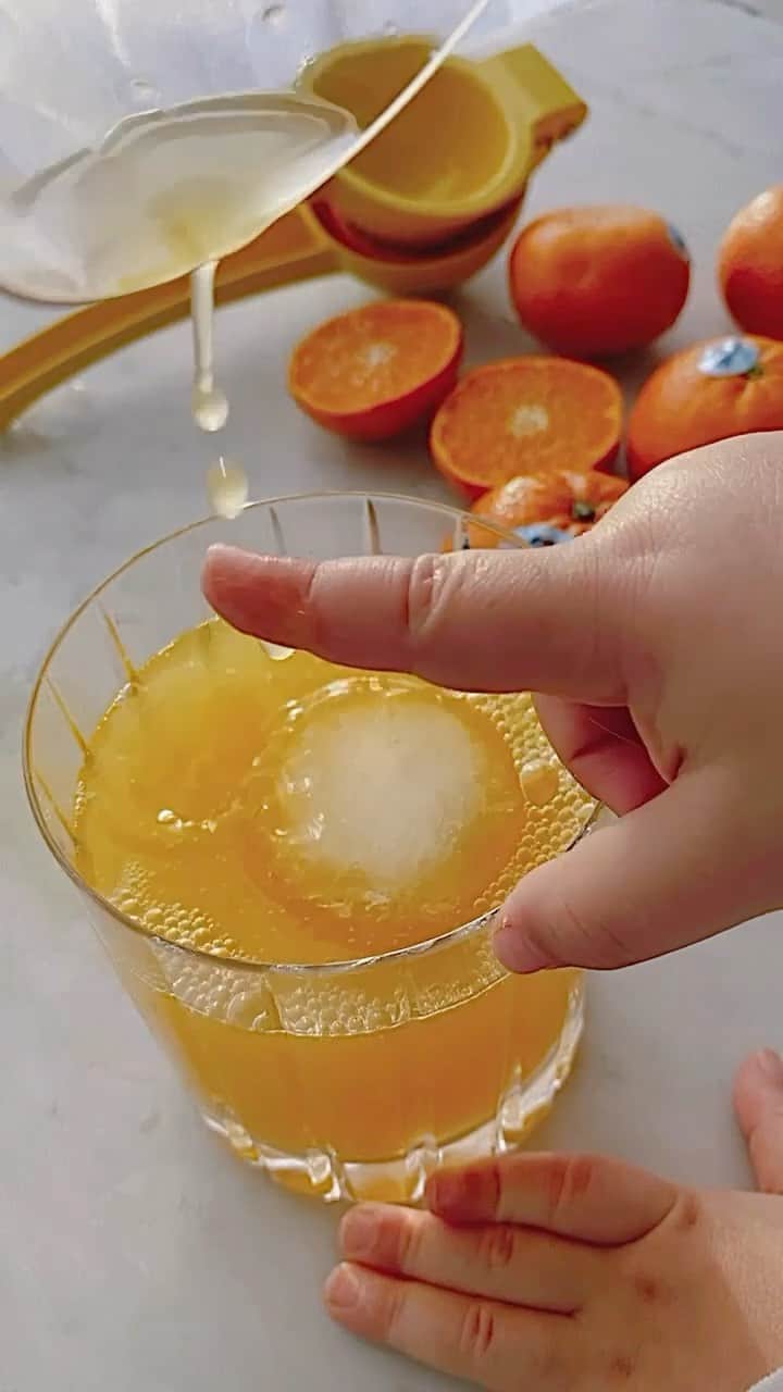 Bianca Cheah Chalmersのインスタグラム：「How cute is this video of Oliver making freshly squeezed mandarin juice with me? His little cherub hands — I can’t deal! BTW, these super sweet juicy mandarins are @peelzcitrus if you’re keen to juice some for yourself.   #wethepeelz #peelzpartner #motherhood #momlife #mumlife #toddlerlife #toddlersofinstagram」