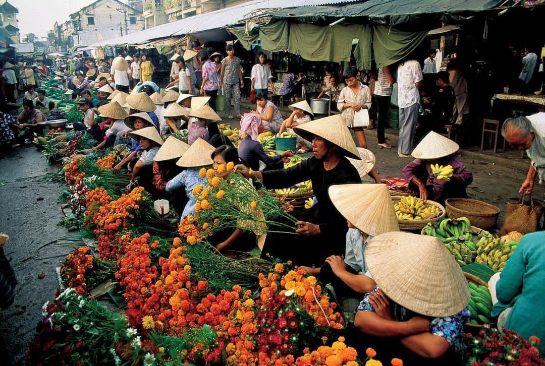 National Geographic Travelさんのインスタグラム写真 - (National Geographic TravelInstagram)「Photos by Michael Yamashita @yamashitaphoto / The Vietnamese love for flowers is most evident during the festive Tet New Year celebration on February 12. In the Mekong River Delta, marigolds and mums flood Cantho market with the colors yellow, orange, and red, believed to bring good fortune in the New Year. #cantho #mekongdelta #marigold #mumflowers #tet」2月13日 6時33分 - natgeotravel