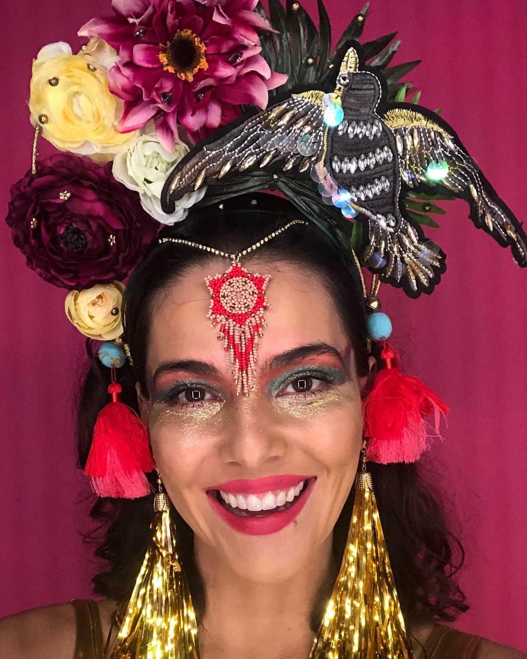 Tainá Müllerのインスタグラム：「Se não é pra morrer de saudade, não quero nem lembrar. Postei nos stories um álbum nostalgia, pra relembrar algumas memórias de carnaval que sempre me provocam um sorriso no rosto. Eu sempre me referir à vida como “uma sequência de 50 bons carnavais, na melhor das hipóteses”. Bem, perdemos esse. Espero que no próximo possível a gente tire o atrasado.」