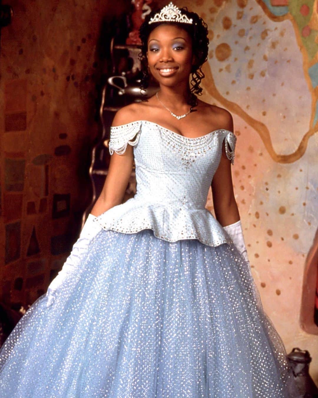 ELLE Magazineさんのインスタグラム写真 - (ELLE MagazineInstagram)「@brandy’s #Cinderella is now on @disneyplus 🚨"To be the first Black princess with braids—it was unbelievable. I'm just happy I was able to experience that." For ELLE.com’s State of Black Beauty, the actress opens up about being a Black icon, playing Cinderella, and her impact on Hollywood. #ELLESOBB」2月13日 6時46分 - elleusa