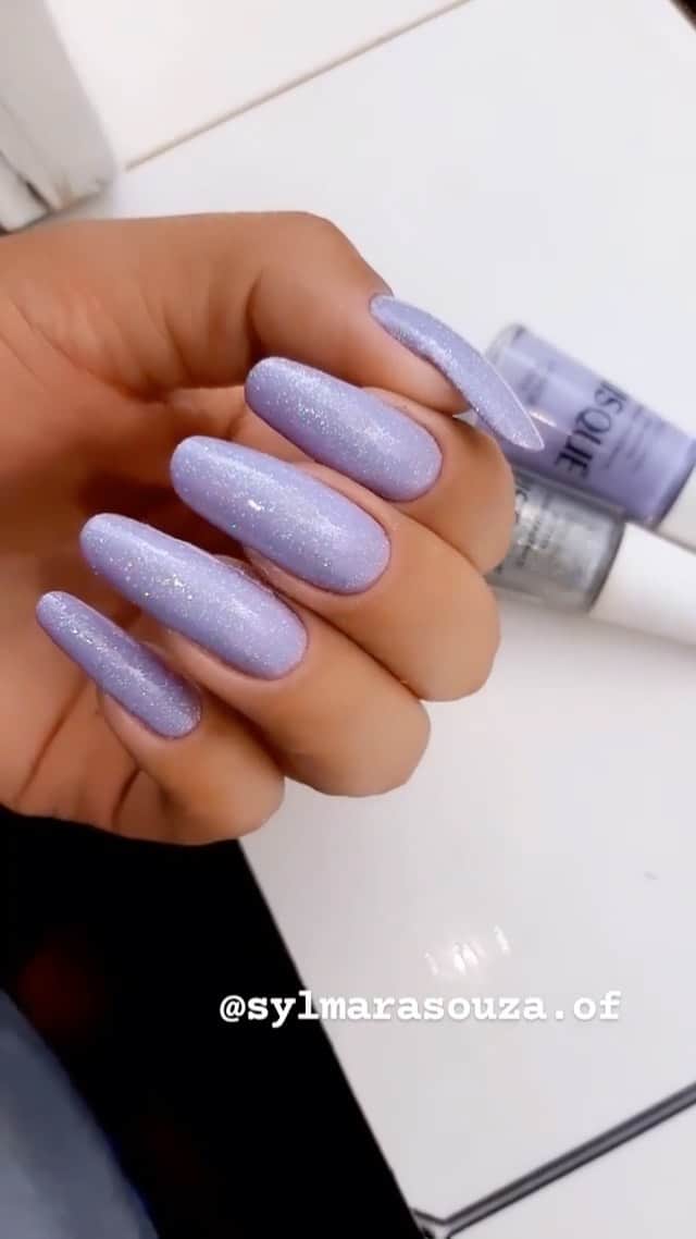 Risqueのインスタグラム：「Lilás clarinho com brilho: tu-do! A @sylmarasouza.of arrasou! Você usaria? Poste usando #EuQueFizRisqué.  💅 Esmaltes usados: Lavanda Alma e AsMilPurpurinas.  #TáNasNossasMãos #Risqué #EsmaltesRisqué #RisquéRegular」