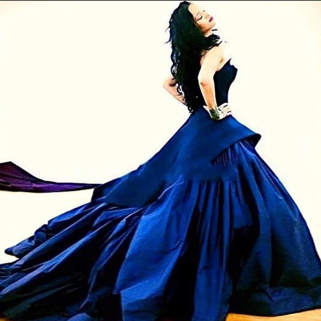 ザックポーゼンさんのインスタグラム写真 - (ザックポーゼンInstagram)「Friday mood 💙 #zacposen」2月13日 6時44分 - zacposen