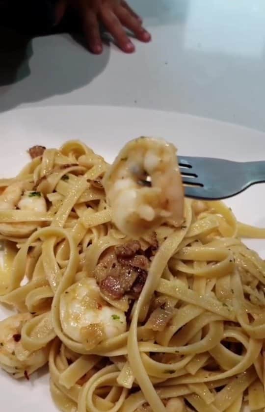 Cesar Gonzalez Cocineroのインスタグラム：「Perfecta para el 14❤ En un sartén grande ponemos la Tocineta picada (Tocino, Bacon) a fuego medio alto para ir dorando, unos 3 min. Añadimos Cebolla picada finamente y cocinamos unos 3 minutos más.  En una olla grande con Agua agregamos Sal y la Pasta, la vamos a cocinar de acuerdo al tiempo de cocción que sugiere la caja (lean las instrucciones en el empaque)  Recuerden seguirme en mis 2 cuentas @co_cinero y @cesarcocinero 😎👍 Subimos el fuego al máximo en el sartén y añadimos los Camarones, agregamos Perejil finamente picado y pasta de Ajo o Ajo machacado, cocinamos por 2 minutos salteando de vez en cuando, añadimos un poco de Agua de cocción de la Pasta. También usé Pimienta roja en hojuelas (opcional).  Llevamos la Pasta al sartén y terminamos la cocción a fuego alto, de ser necesario se agrega más Agua de la cocción de la Pasta. Pero es importante que la Pasta absorba el líquido que está en el sartén. Rectificamos la Sal y servimos 😁.」