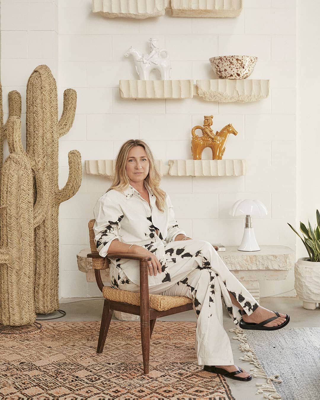 ベイシークのインスタグラム：「curating spaces with danielle mcewan. ​ we visited danielle at @tigmitrading studio to discuss her approach to interior styling, commitment to sustainable sourcing, and her most important learnings from the past year. read the full feature now on artikle. ​ ​photographed by @trevorkingphoto. ​ ​#bassike #artikle」