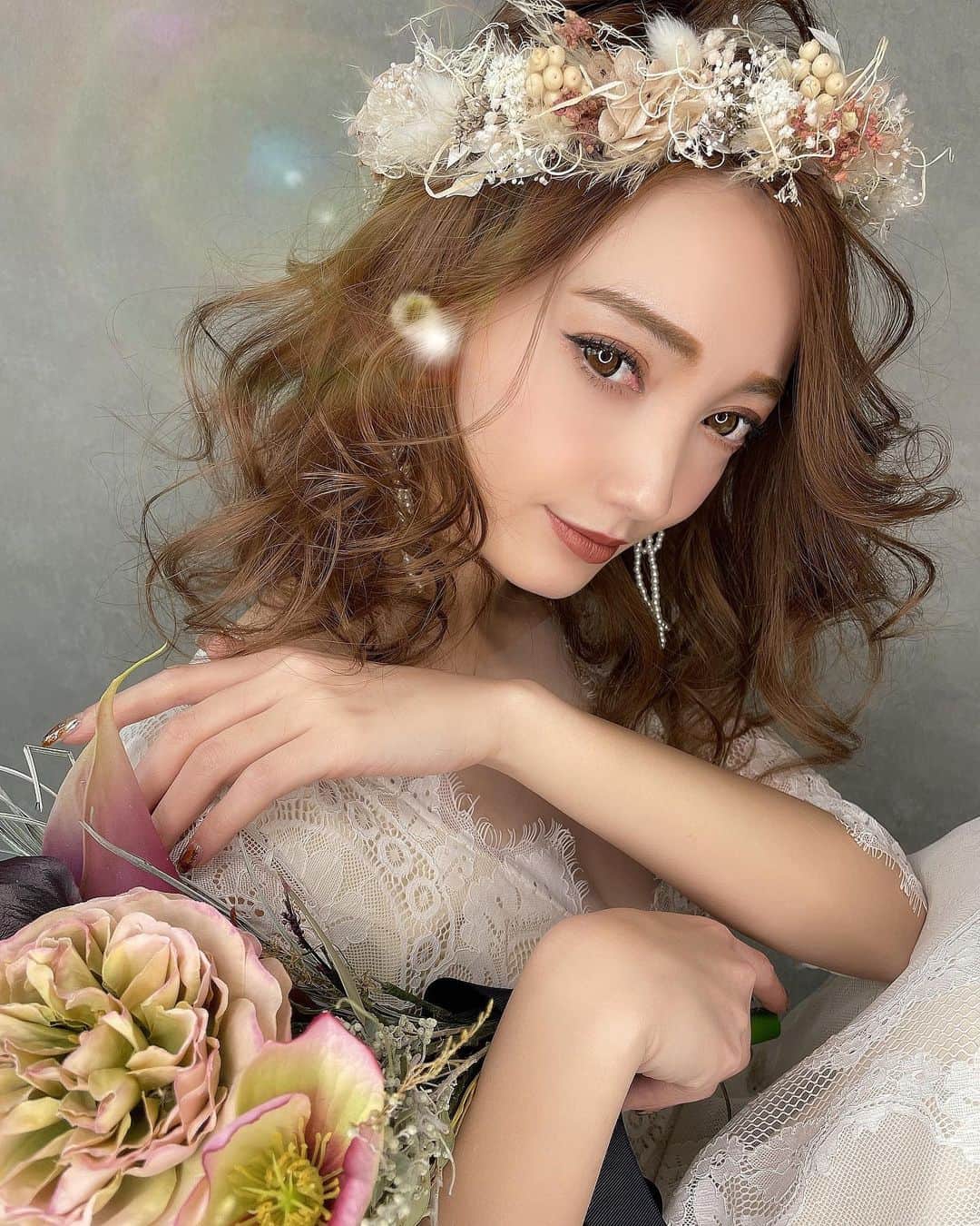 堀井大輔のインスタグラム：「・ ・ 本日、ホリージョ撮影からスタート✨ ・ 3月の依頼も増えてきました。 日にちに限りがありますので 早めにDMに問い合わせお願い致します🙇‍♂️ ・ ・ 𝑚𝑜𝑑𝑒𝑙 @naginchu1218  ℎ𝑎𝑖𝑟/𝑝ℎ𝑜𝑡𝑜 @daisuke_5511  ℎ𝑎𝑖𝑟 𝑎𝑐𝑐𝑒𝑠𝑠𝑜𝑟𝑦 @bebu_flower  𝑒𝑎𝑟𝑟𝑖𝑛𝑔 @cerise_and_  𝑏𝑜𝑢𝑞𝑢𝑒𝑡 @bebu_flower  ・ ・ #ブライダルヘア  #ヘアアレンジ #ブライダル撮影 #ウェディングドレス #ブーケ」