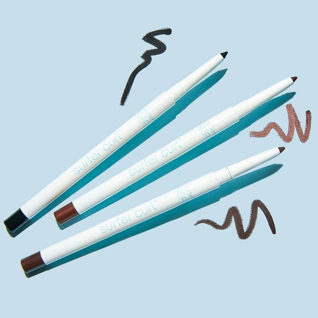 Tarte Cosmeticsさんのインスタグラム写真 - (Tarte CosmeticsInstagram)「You’ve never used an eyeliner like THIS before! Instantly define & enhance your eye color with our NEW surfer curl waterproof gel liner trio, available EXCLUSIVELY @QVC for ONLY $35 USD ($60 USD value) while supplies last! ✨ ultra-creamy eyeliner with 3mm precision tip for instant definition  ✨ self-adjusting melting point delivers the rich pigment of a pot in the ease of a pencil  ✨ waterproof gel never smudges, skips, tugs or drags on delicate eyelids ✨ built in sharpener for a crisp line, every time ✨ available in the shades: black, bronze & brown Shop now on QVC.com by searching “A394939”. Swipe to see the swatches 👉 #crueltyfree #tartesea #cleanbeauty」2月13日 7時03分 - tartecosmetics