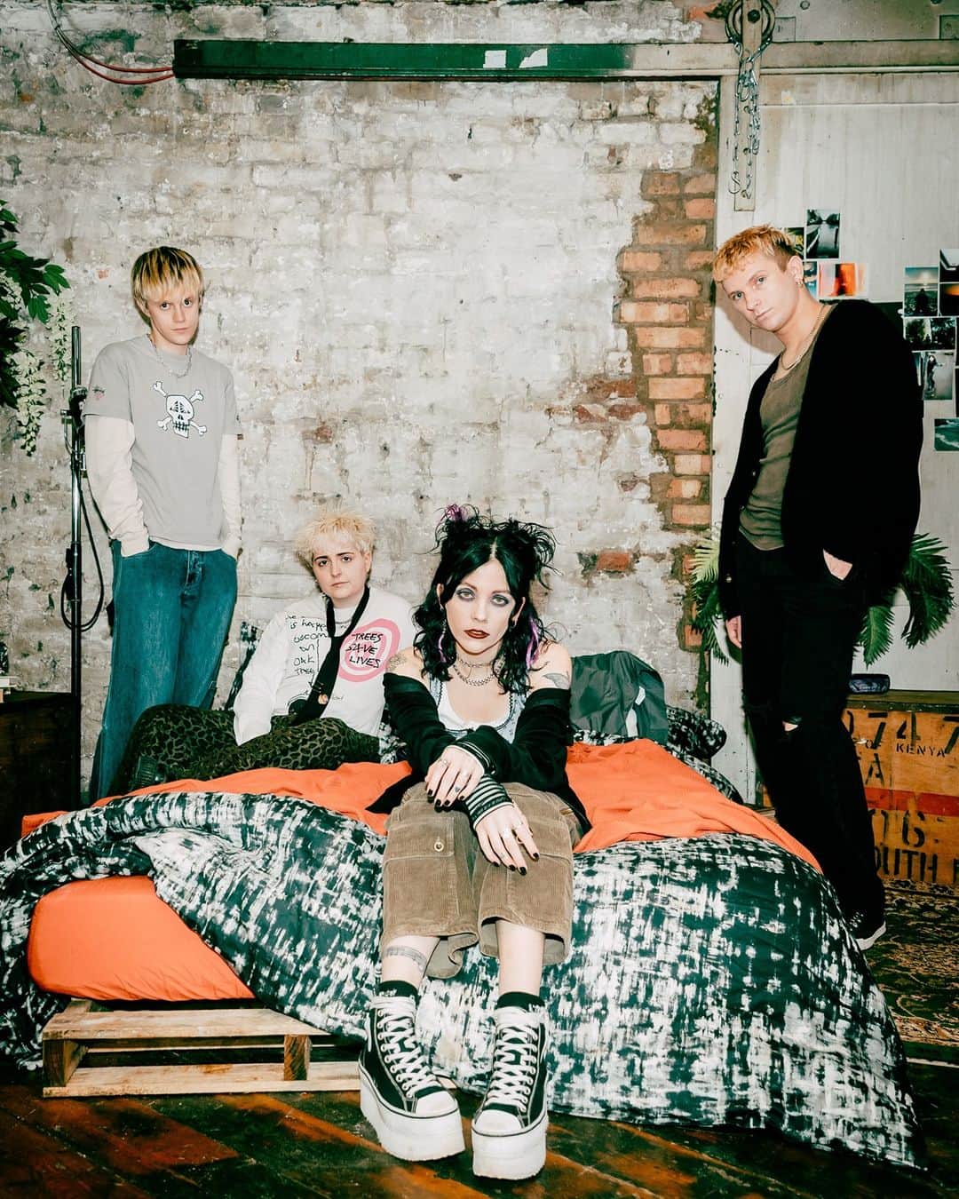 サウンドクラウドのインスタグラム：「Manchester's Pale Waves (@palewaves) are back with their signature palette of heartsick and nostalgic rock anthems. Put on your thickest eye liner, your favorite vintage pieces, and sway to this 🤕💄⁠ ⁠ ➡️ Stream "Who Am I?" at the link in bio.⁠ ⁠ #NewMusicFridays #FreshPressed」