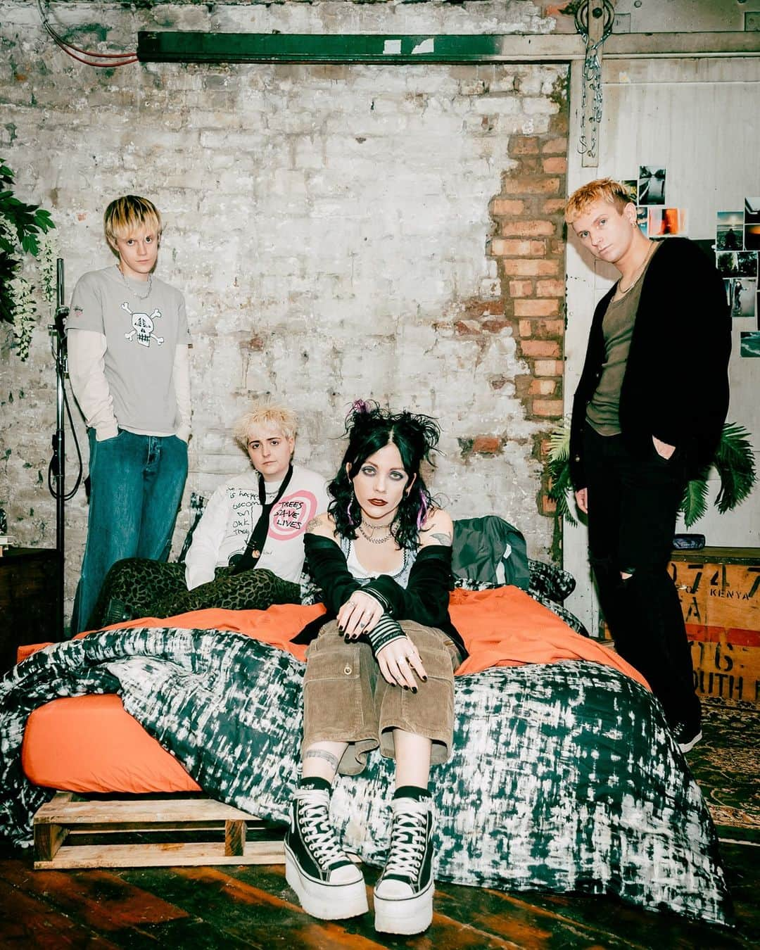 サウンドクラウドさんのインスタグラム写真 - (サウンドクラウドInstagram)「Manchester's Pale Waves (@palewaves) are back with their signature palette of heartsick and nostalgic rock anthems. Put on your thickest eye liner, your favorite vintage pieces, and sway to this 🤕💄⁠ ⁠ ➡️ Stream "Who Am I?" at the link in bio.⁠ ⁠ #NewMusicFridays #FreshPressed」2月13日 7時01分 - soundcloud