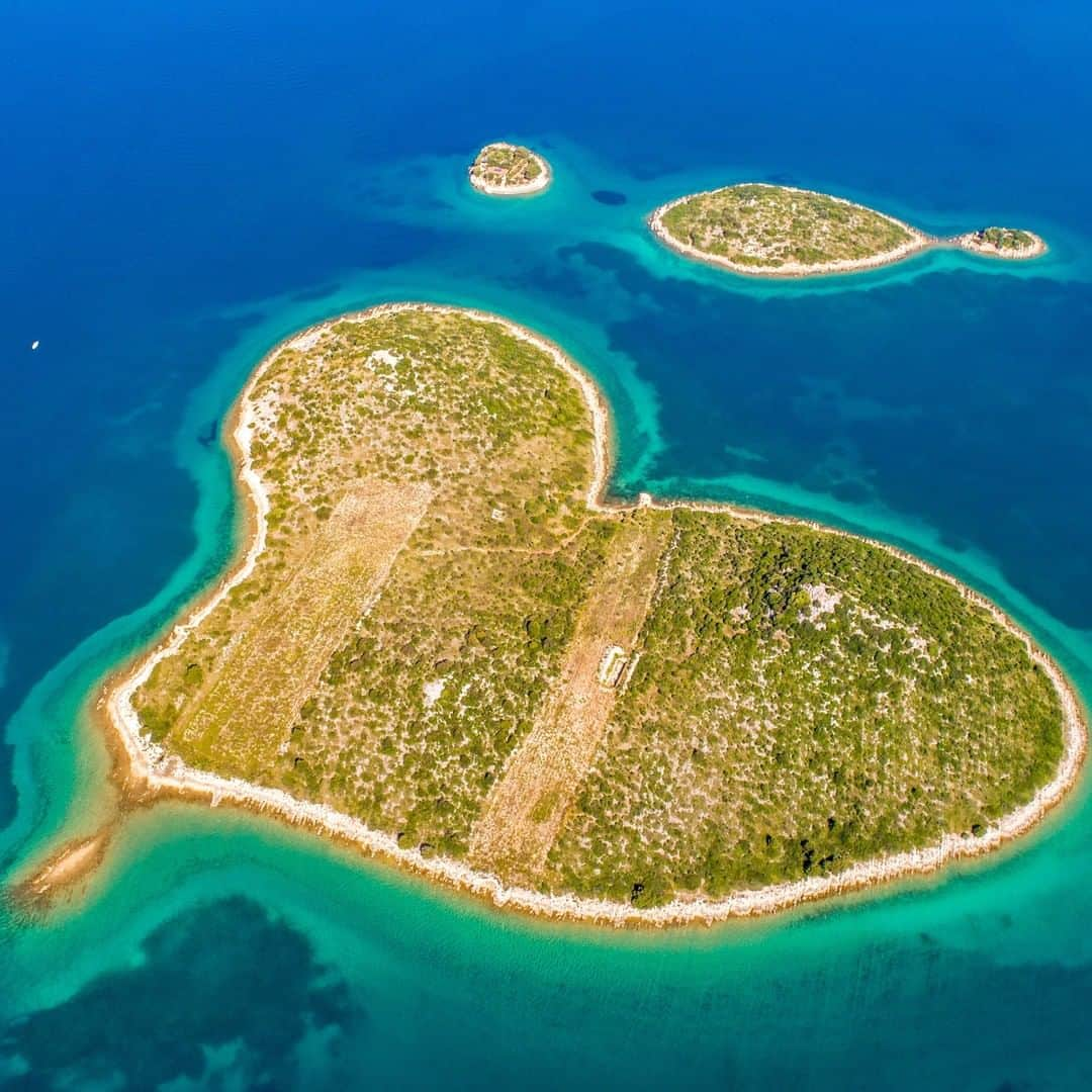 Discoveryさんのインスタグラム写真 - (DiscoveryInstagram)「What’s your favorite romantic spot? 🌏♥️  Credit: Simon Skafar  #island #love #nature #heart #view #potd #travel #valentinesday」2月13日 7時02分 - discovery