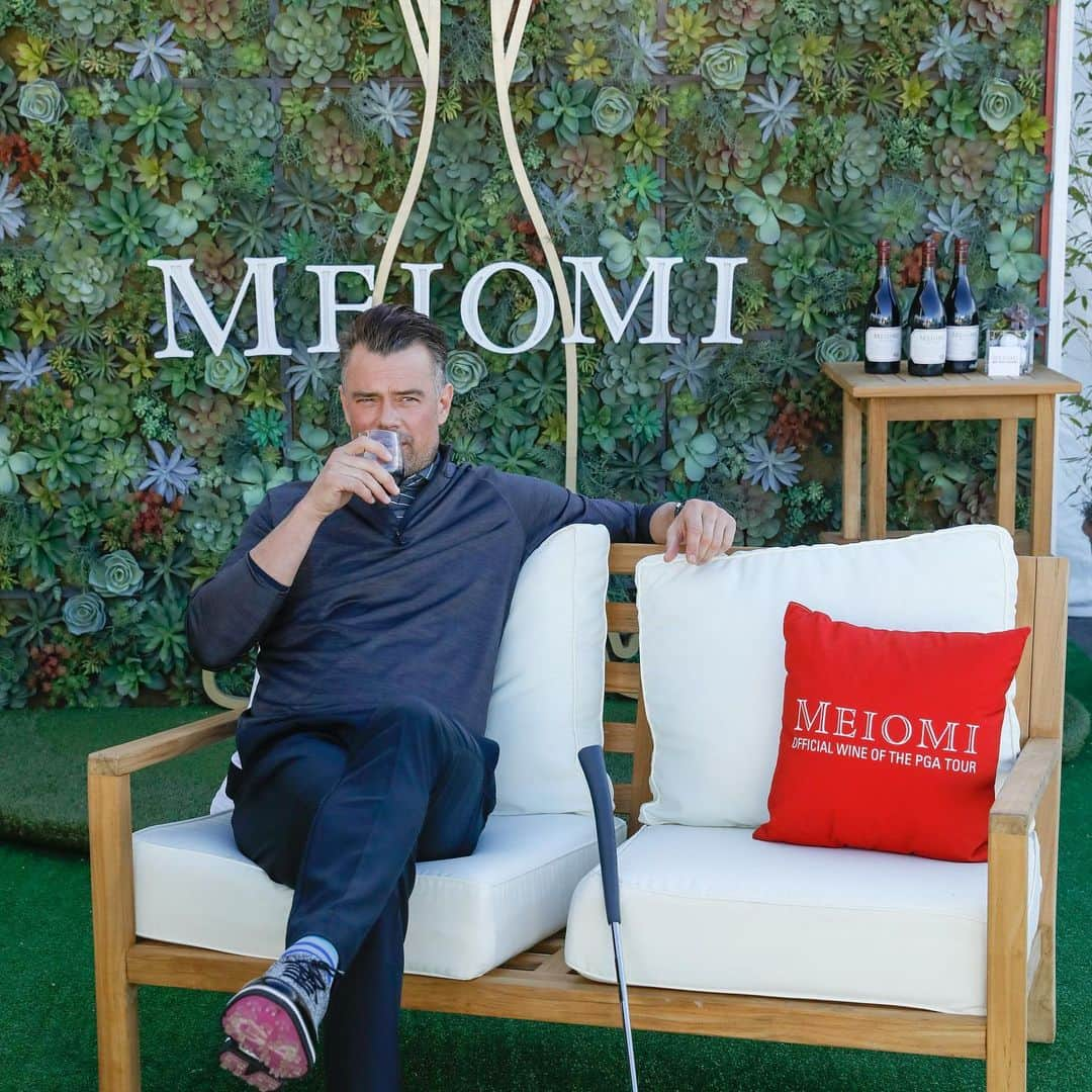 ジョシュ・デュアメルのインスタグラム：「Wishing we could be back on the course this year for @attproam - I’ll definitely be watching and sipping my favorite, @meiomiwines Pinot Noir, just to feel like I’m there. #MeiomiPartner #MyMeiomi #For21+」