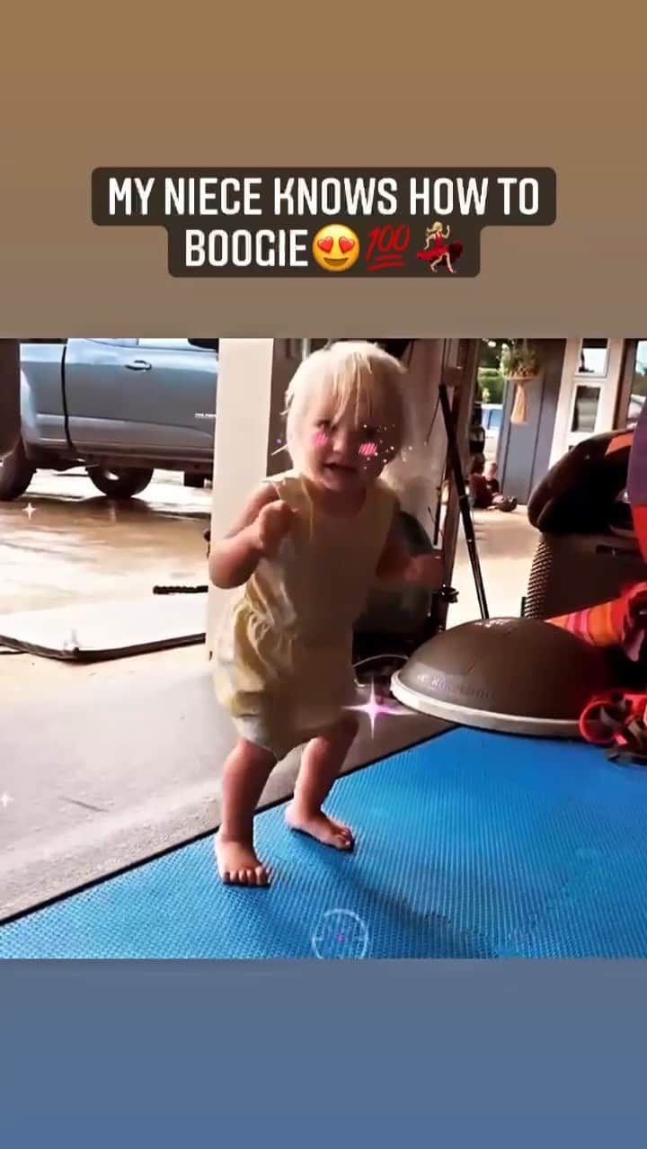 Bethany Hamiltonのインスタグラム：「To brighten your day!!! My adorable niece can’t help but boogie when the tunes comes on! 😅😍💃🏼」