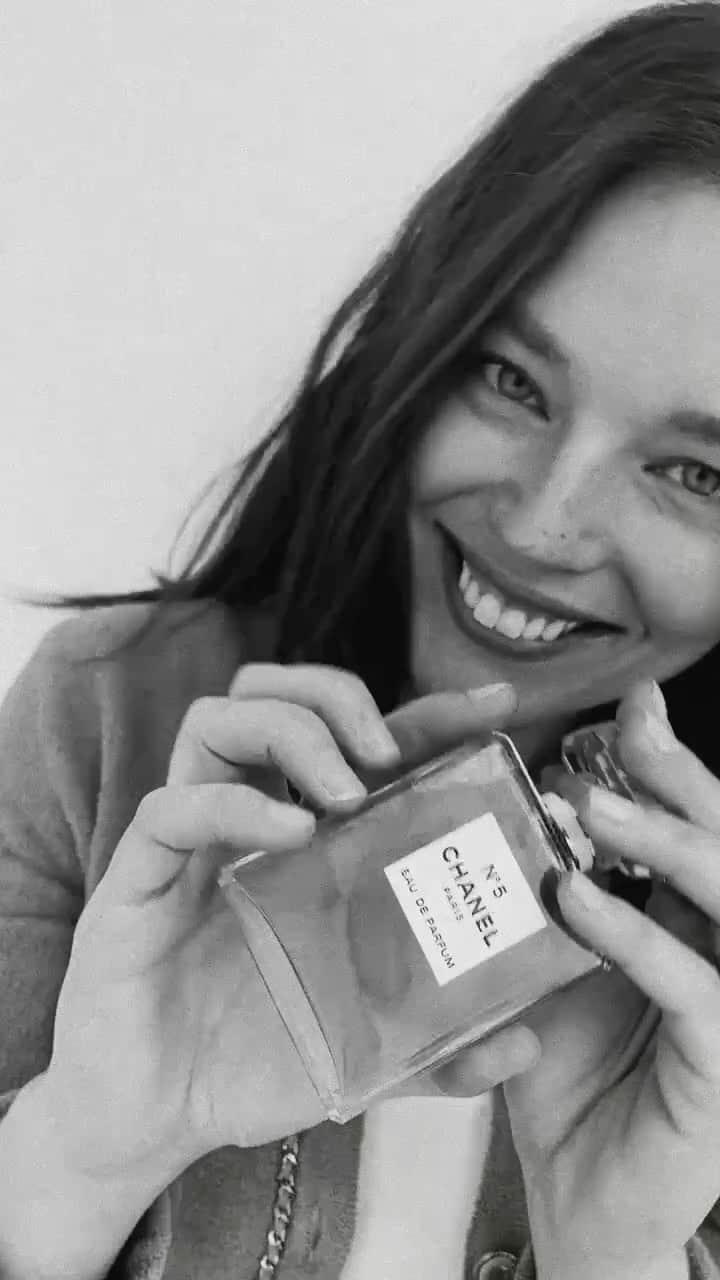 エミリー・DiDonatoのインスタグラム：「Happy 100 years @chanelofficial N°5 Perfume ❤️ #chanelfragrance #n5 #giftfromchanel」