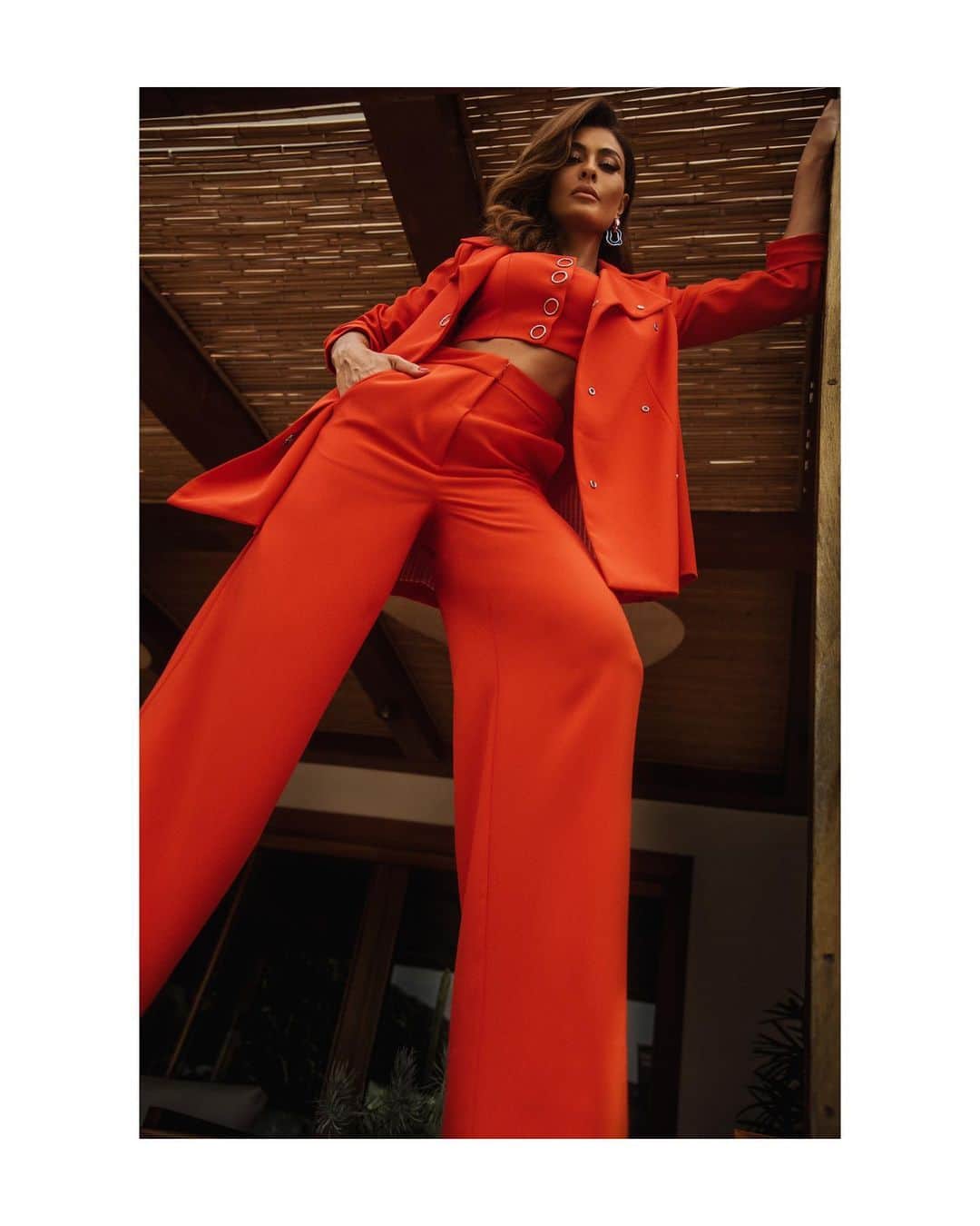 ジュリアナ・パエスのインスタグラム：「Mulher de vermelho é mulher poderosa! Esse look incrível é um SPOILER da nova coleção Inverno 21 da @lancaperfume, e já está disponível no site da marca, nas lojas próprias de todo o Brasil e na Multimarcas mais próxima de você. E preparem-se que vem mais surpresa por aí no dia 25 desse mês! #lancaperfume」