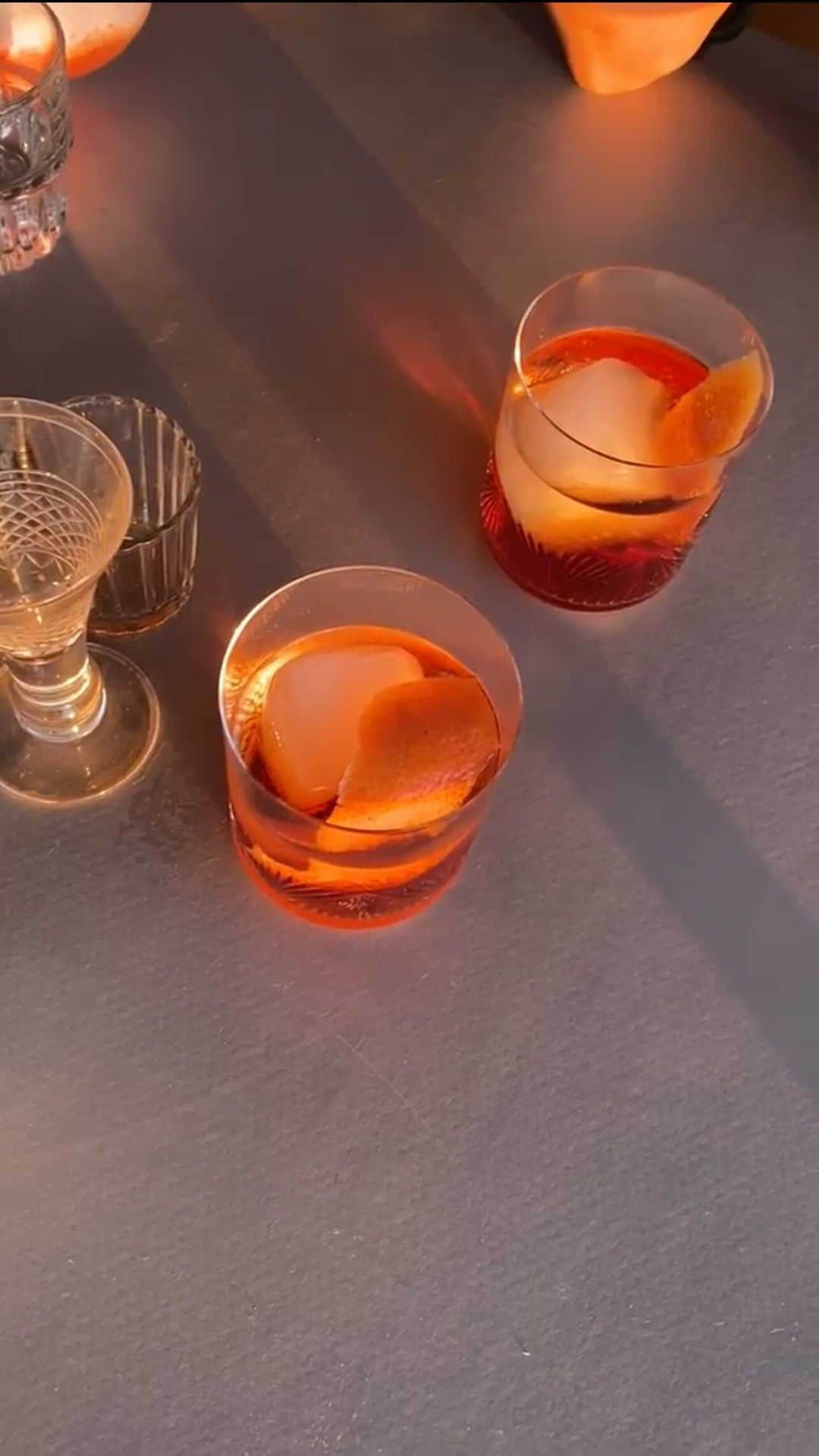 ガンニのインスタグラム：「Valentine’s happy hour with @yolamezcal 🍹🍹  How to make the ‘Yola Roma Spritz’ with @yolaMezcal founders @lykkeli @ginacorrell   Watch our reels to discover the recipe to our new favorite cocktail  #GANNI #GANNIGirls #YolaMezcal」