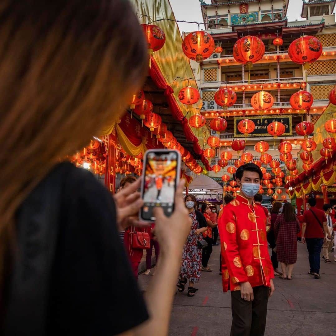 CNNさんのインスタグラム写真 - (CNNInstagram)「Friday marks the start of the 15-day festival for Lunar New Year, the most important holiday in the Chinese zodiac calendar. Travel has been discouraged as Covid-19 casts a shadow over the occasion, but that doesn't mean there aren't ways to still celebrate the Year of the Ox. Tap the link in our bio to learn how people are commemorating the holiday this year.   (📸: Suwanrumpha/AFP/Getty Images, Noel Celis/AFP/Getty Images, Lauren DeCicca/Getty Images Lev Radin/Pacific Press/LightRocket/Getty Images and Andrew Chin/Getty Images)」2月13日 7時29分 - cnn