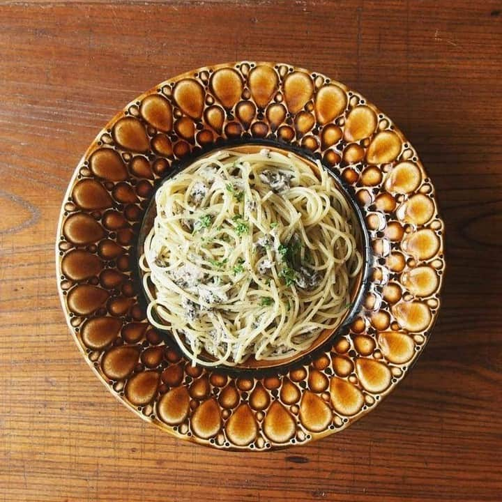 Komerco-コメルコ-さんのインスタグラム写真 - (Komerco-コメルコ-Instagram)「. 琥珀のような透明感 アメ色パスタ皿✨  パスタを美味しく楽しくそして美しく食べることを考えて作られた器です。 濃く深い釉薬の色と、エレガントな縁模様が相まってとっても華やか🌙  大ぶりなので、サラダやお惣菜の盛り鉢としても活躍してくれますよ。  ------------------------------- ルリアメ工房／パスタ皿　アメ釉 https://komer.co/products/L1JrPgITw1gFm4Ke6gLG  ▷こちらの作品はKomercoアプリとWebサイトでクリエイターから直接ご購入いただけます。 ホーム画面の検索窓で「ルリアメ工房」と検索してください🔎  ▷Web版はプロフィールリンクから📲 @komerco_official  ▷iOS版アプリのダウンロードはAppStoreにて「Komerco」または「コメルコ」と検索🔎 -------------------------------  #komerco #コメルコ #cookpad #クックパッド #komercoごはん #料理をもっと楽しく #おうちごはんを楽しもう #おうちごはん #instafood #foodpic #cookinglove #手しごと #komercoクラフト #クラフト #手作り #一点物 #ルリアメ工房 #パスタ #陶器 #麺鉢 #ルリアメ工房 #パスタ皿 #お皿 #シチュー皿 #カレー皿 #盛鉢 #サラダ」2月13日 7時30分 - komerco_official