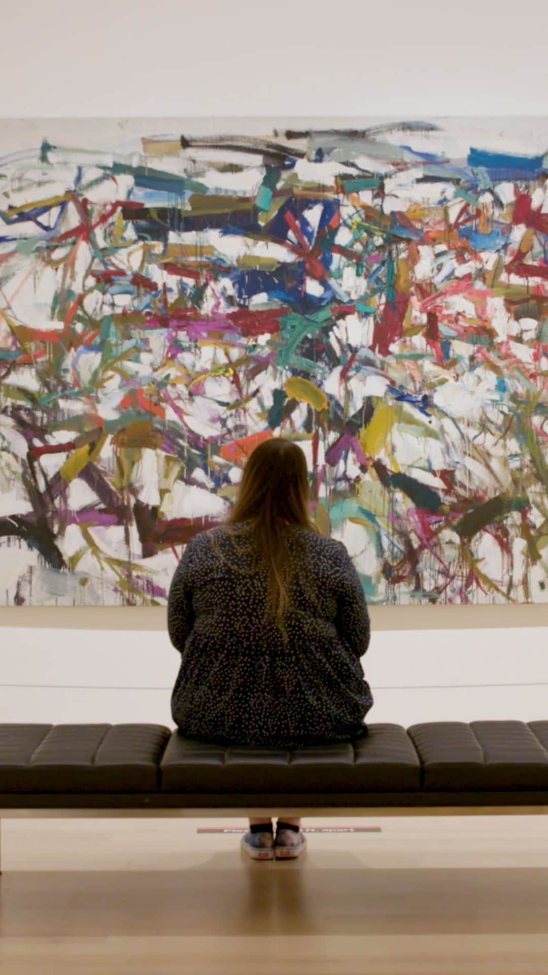 ニューヨーク近代美術館のインスタグラム：「On Joan Mitchell's birthday, MoMA lobby manager Christine Brown finds a safe haven to regain her center amid the controlled chaos of the artist's "Ladybug."  Explore the #MoMACollection work by work as we release a new #UNIQLOArtSpeaks video each Friday, and experience "Ladybug" in our fifth-floor galleries.  @uniqlousa is MoMA’s proud partner of #ArtForAll #JoanMitchell @joanmitchellfdn」