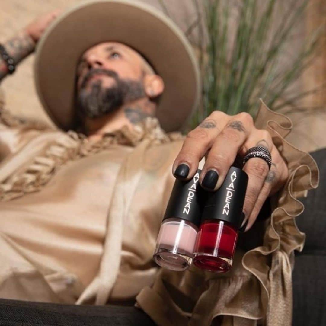 A.J.のインスタグラム：「Gotta get that perfect coat for my Valentine’s Day date with Ro...which the girls will end up crashing. ❤️💅🏼 Spread the love with the perfect Valentine’s Day gift this year with @avadeanbeauty!! Link in my bio.」